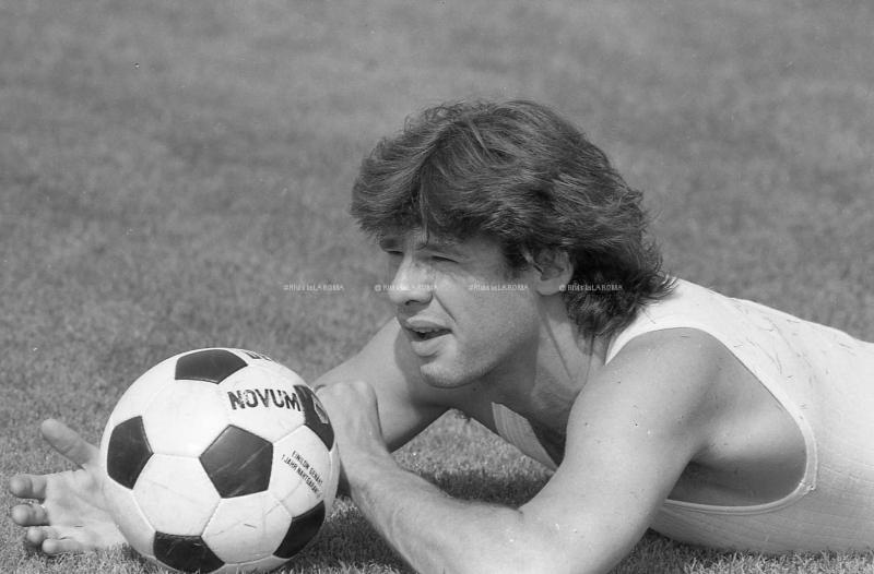 NELA 1982 1983 1 red