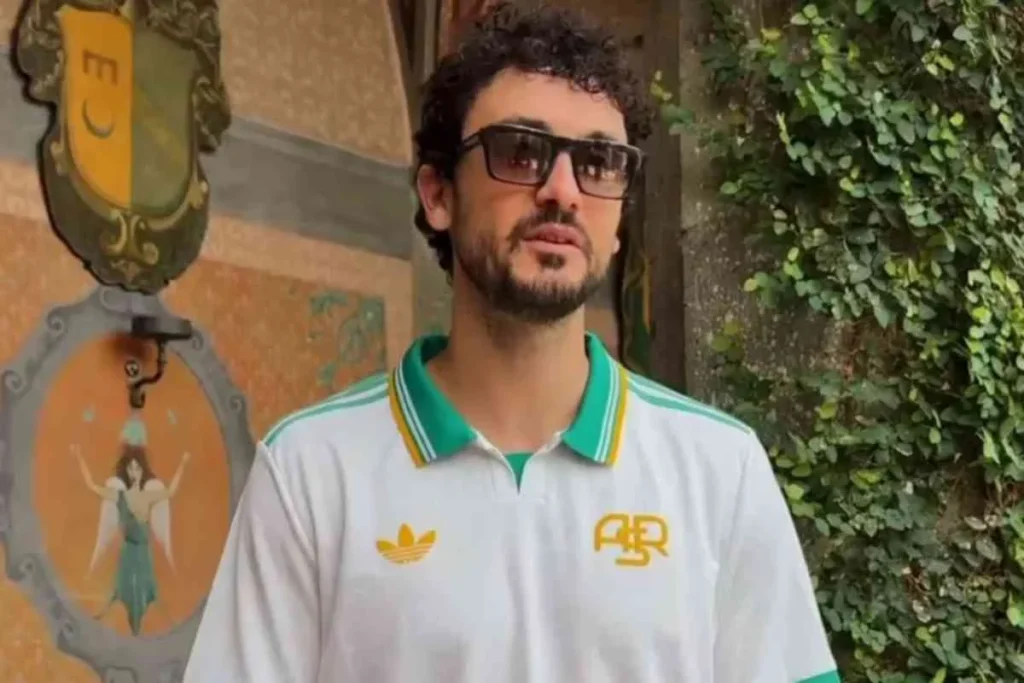 Carl Brave con la maglia della Roma